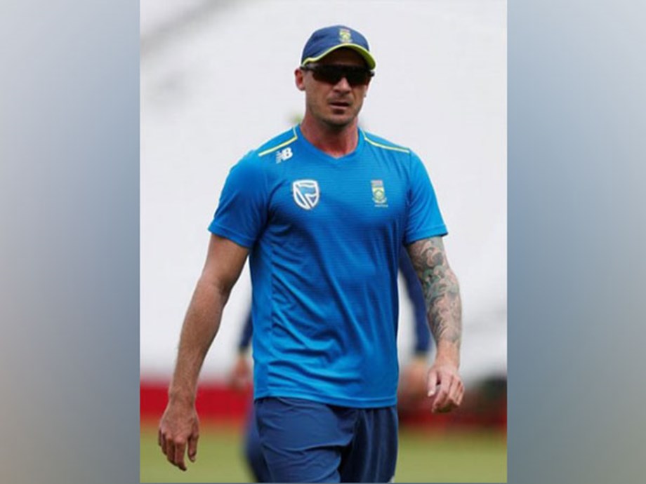 Dale Steyn Takes Bowling Tips from Unknowing Street Cricketers in New York Dale Steyn Takes Bowling Tips from Unknowing Street Cricketers in New York