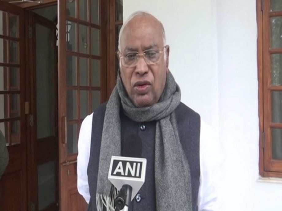Govt should resolve Hijab controversy, Opposition parties should not use it for political gains: Mallikarjun Kharge Govt should resolve Hijab controversy, Opposition parties should not use it for political gains: Mallikarjun Kharge