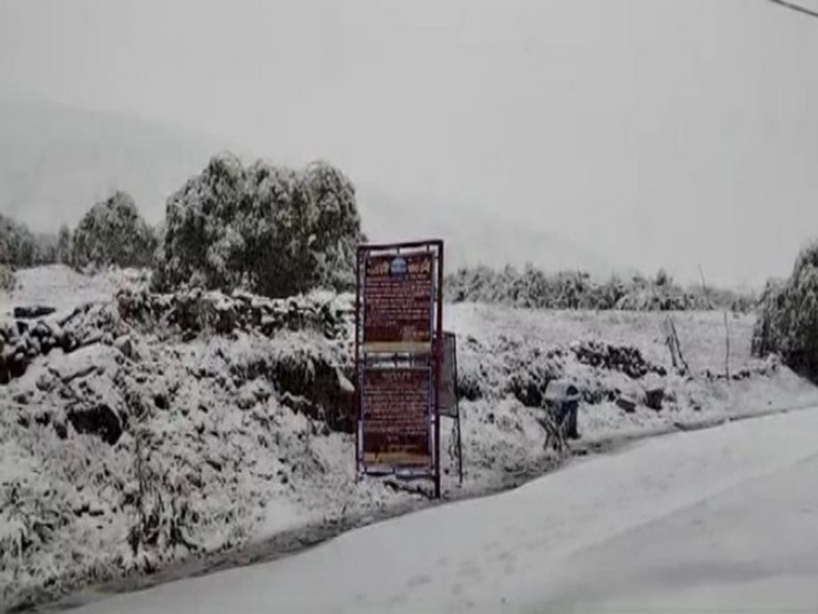 Unseasonal snowfall, rains lash Ladakh; red alert issued Unseasonal snowfall, rains lash Ladakh; red alert issued