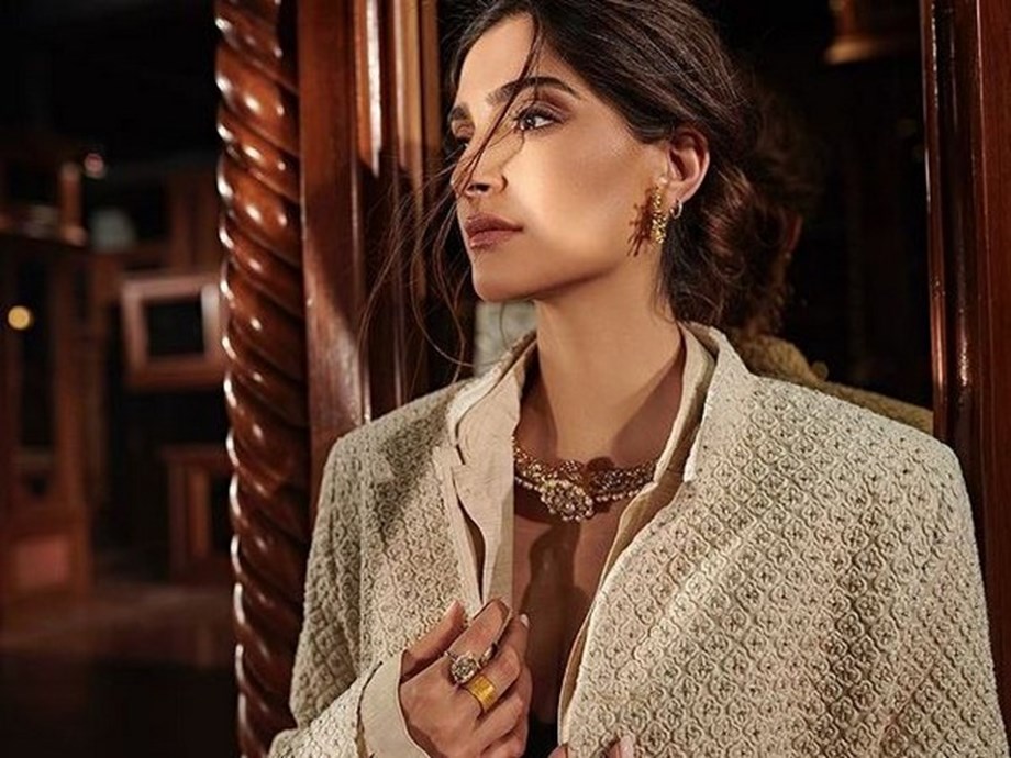 Sonam Kapooor misses mother Sunita Kapoor, shares priceless throwback picture Sonam Kapooor misses mother Sunita Kapoor, shares priceless throwback picture