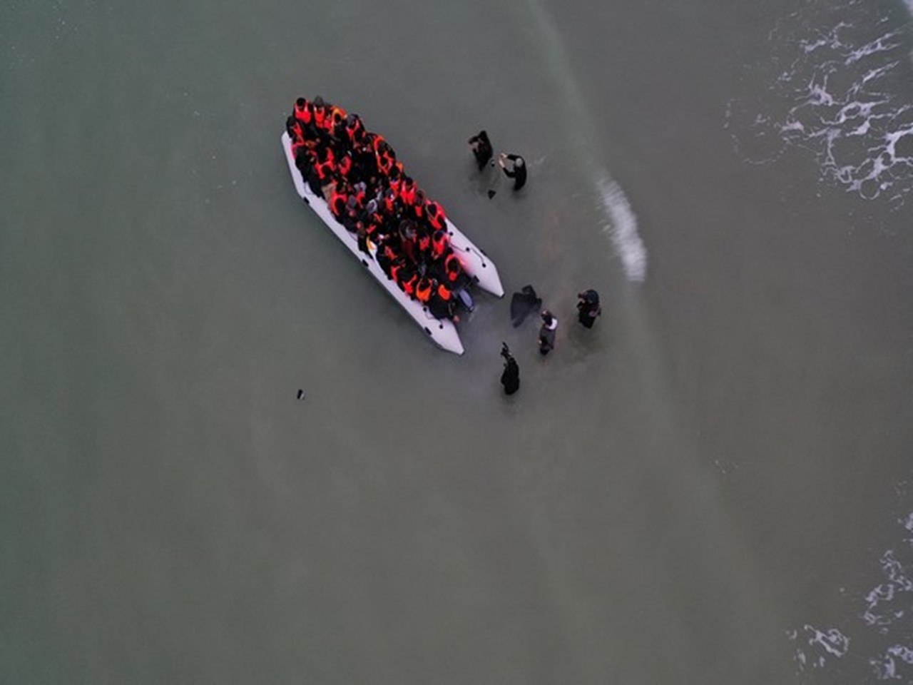 Au moins six personnes sont mortes, des dizaines ont été secourues lorsqu’un bateau de migrants traversant la Manche depuis la France a chaviré