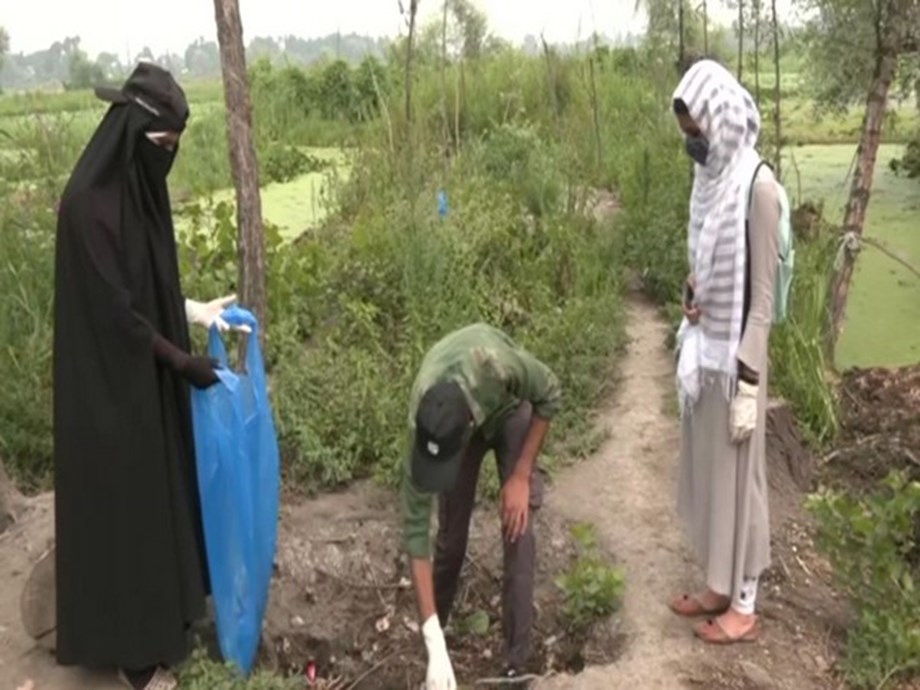 Cleaning drive organised in interior of Dal Lake Cleaning drive organised in interior of Dal Lake