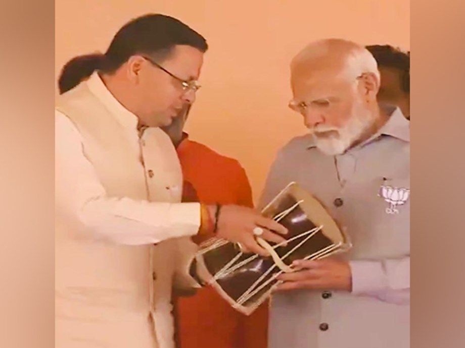 Uttarakhand: CM Dhami presents 'Hudka' to PM Modi at Rishikesh rally ...