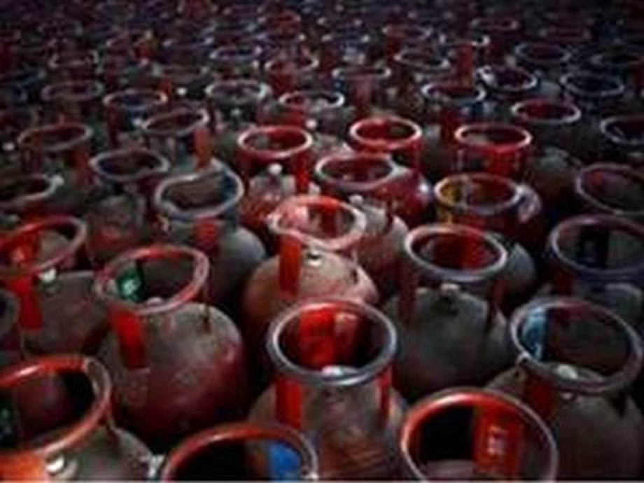 Commercial LPG price cut by Rs 83.5, ATF by 7 pc Commercial LPG price cut by Rs 83.5, ATF by 7 pc