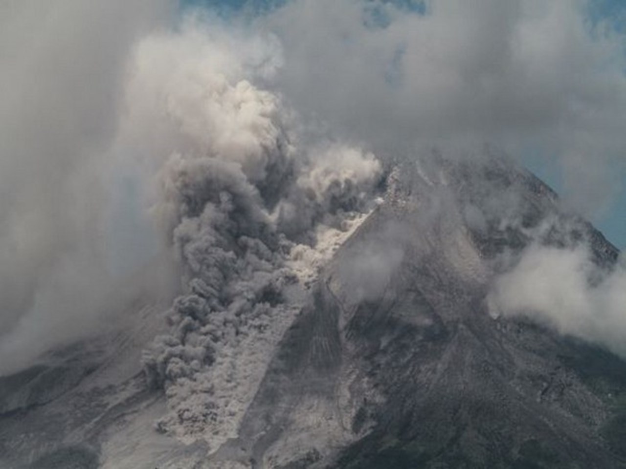 Volcán retumba cerca de Ciudad de México, cubriendo ciudades de ceniza e interrumpiendo vuelos Volcán retumba cerca de Ciudad de México, cubriendo ciudades de ceniza e interrumpiendo vuelos