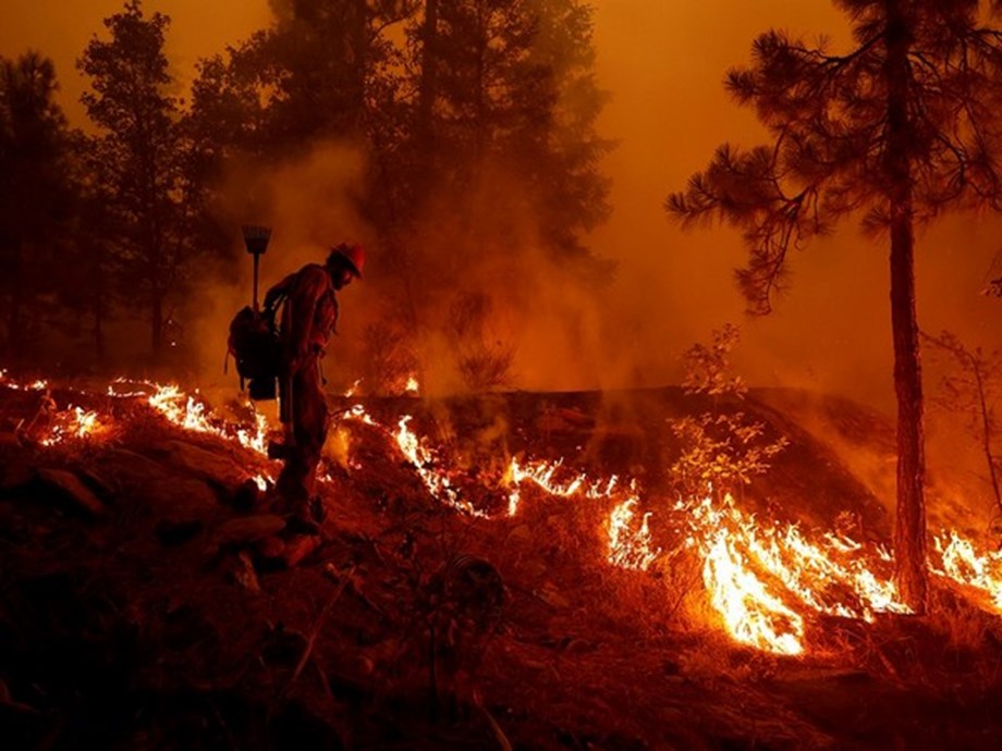 Residents, tourists scramble to evacuate as California fire nears Lake Tahoe Residents, tourists scramble to evacuate as California fire nears Lake Tahoe