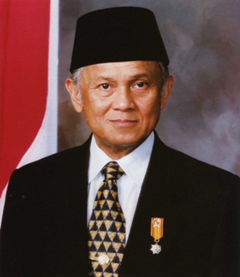 UPDATE 1-Indonesia's Habibie, president during transition to democracy