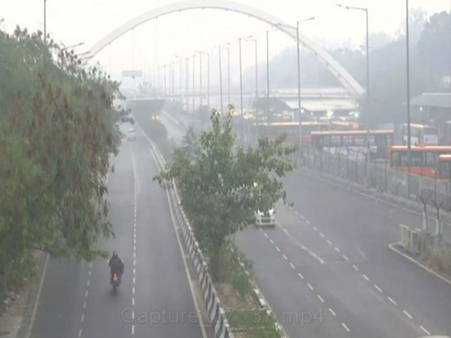 Cloudy, hazy skies over Delhi; air quality deteriorates further Cloudy, hazy skies over Delhi; air quality deteriorates further