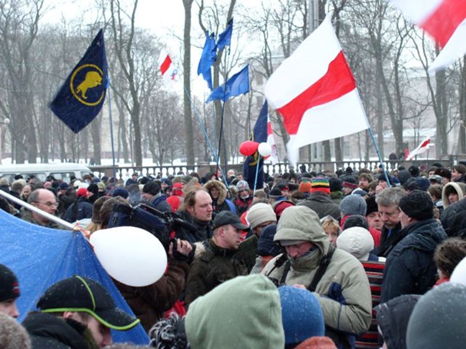 Police fire warning shots as thousands protest in Belarus Police fire warning shots as thousands protest in Belarus