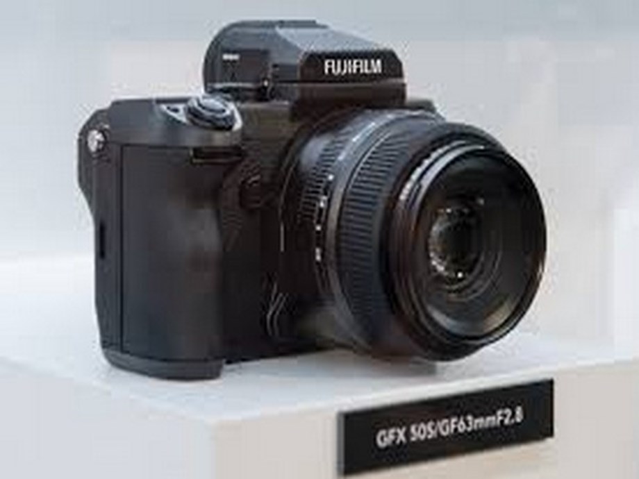 Fujifilm unveils world's first mirrorless large format sensor camera ...