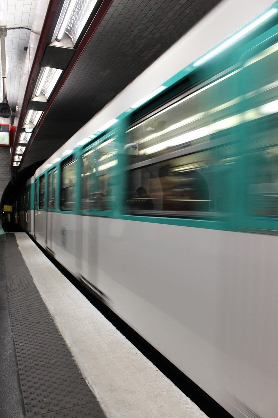 Paris commuters face travel chaos Thursday as metro workers strike Paris commuters face travel chaos Thursday as metro workers strike