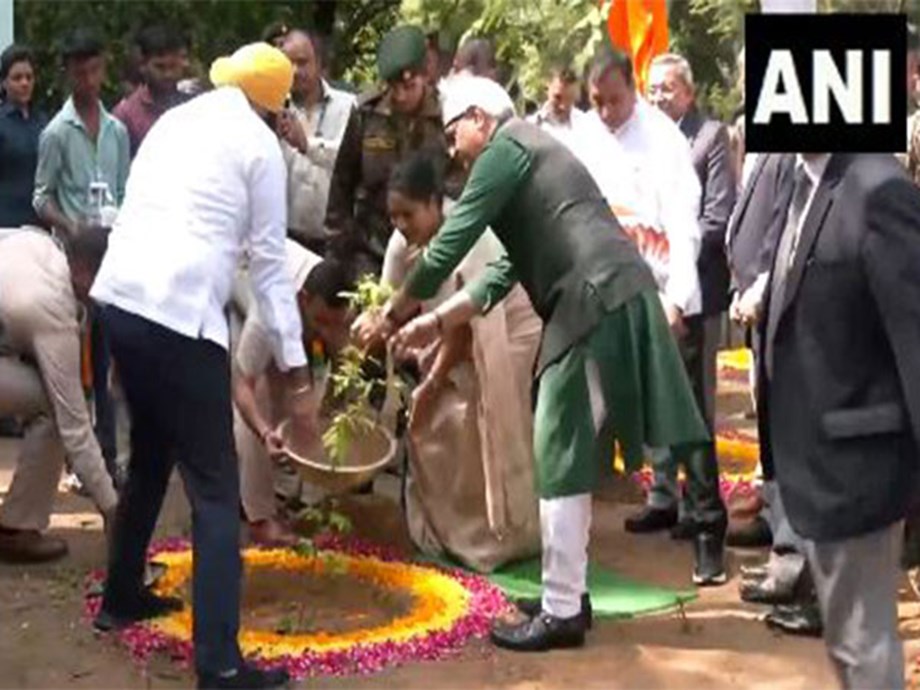 Delhi CM Rekha Guptas Heartfelt Homecoming and Dedication to Progress Delhi CM Rekha Guptas Heartfelt Homecoming and Dedication to Progress