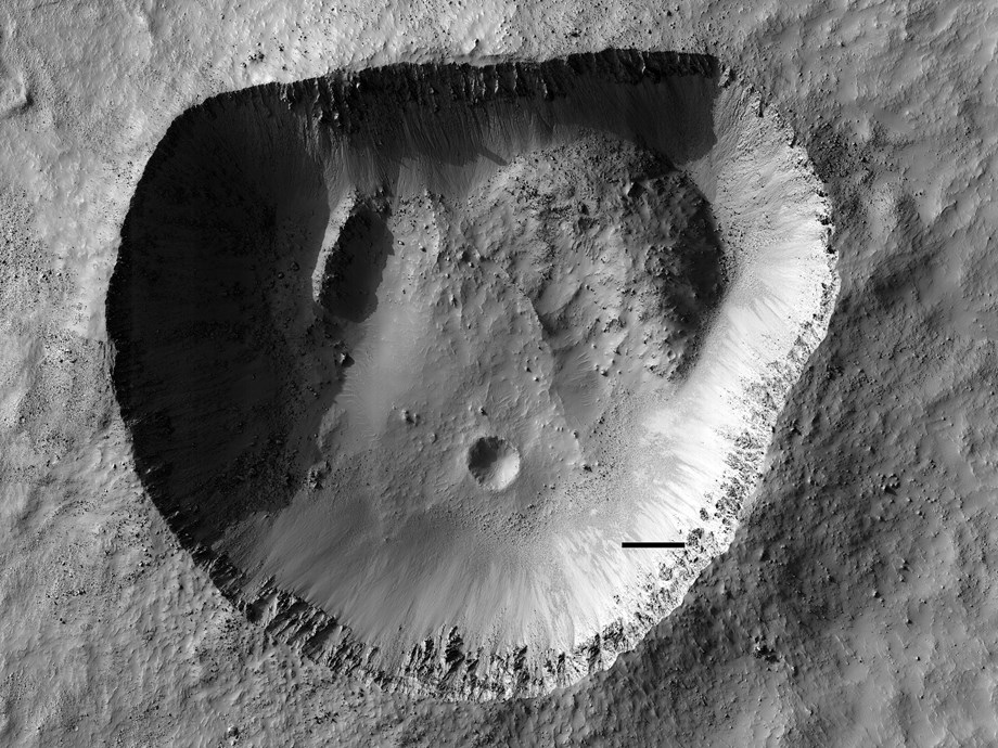 NASA의 HiRISE 카메라는 화성에서 이상한 충돌 분화구를 감지합니다.