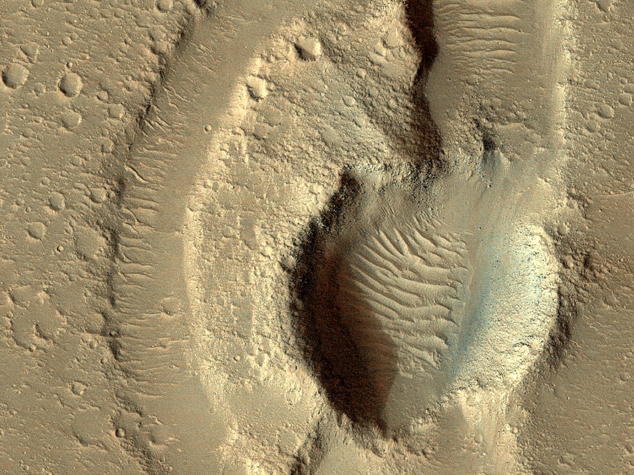 HiRISE camera captures flooded impact crater in Mars' Hebrus Valles ...