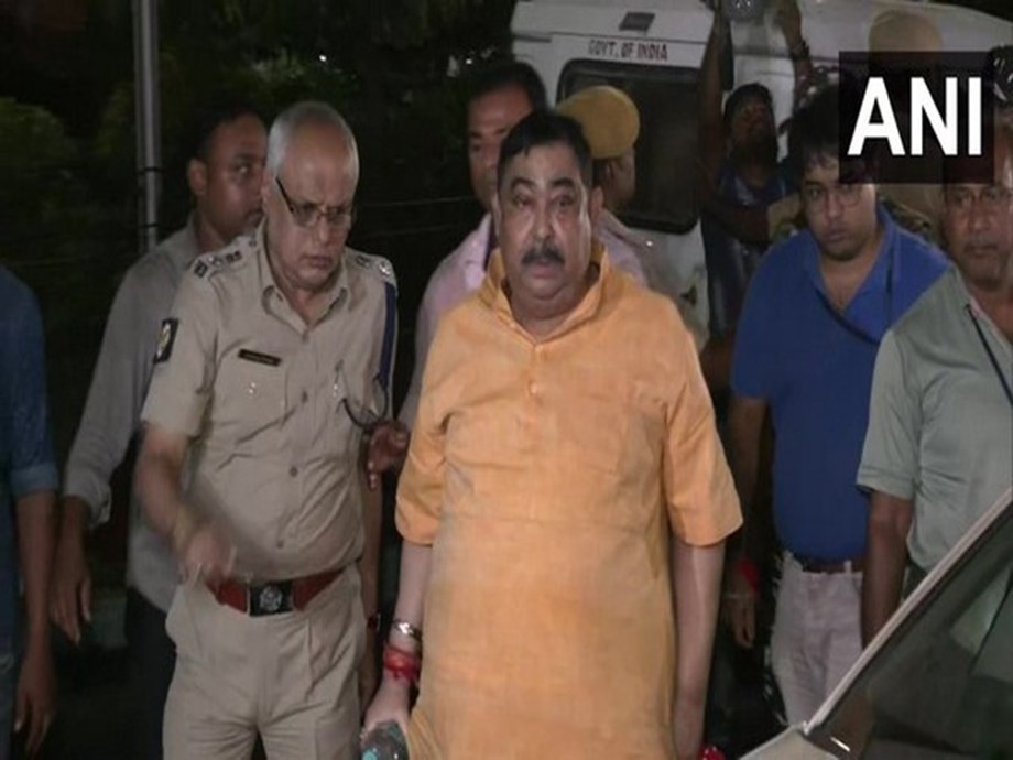 Cattle smuggling case: Production warrant issued against TMC leader Anubrata Mandal Cattle smuggling case: Production warrant issued against TMC leader Anubrata Mandal