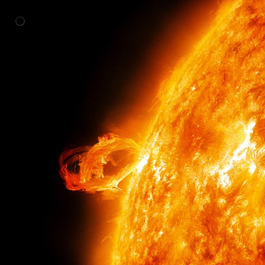 NASA-observatorium ziet zonnevlammen op matig niveau uitbarsten vanaf de zon