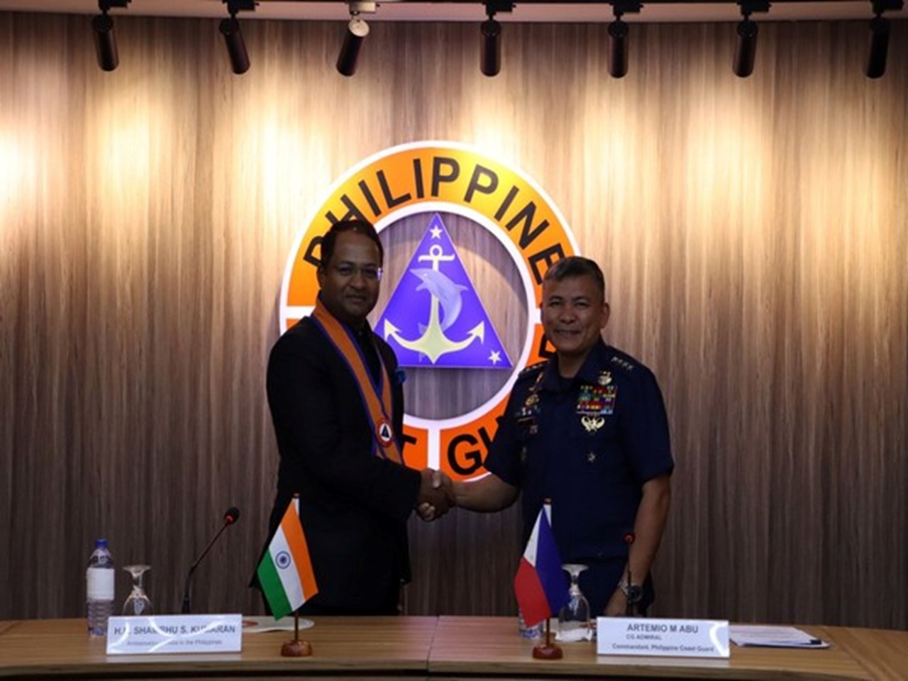 L’ambassadeur indien discute de la préparation maritime avec les garde-côtes philippins