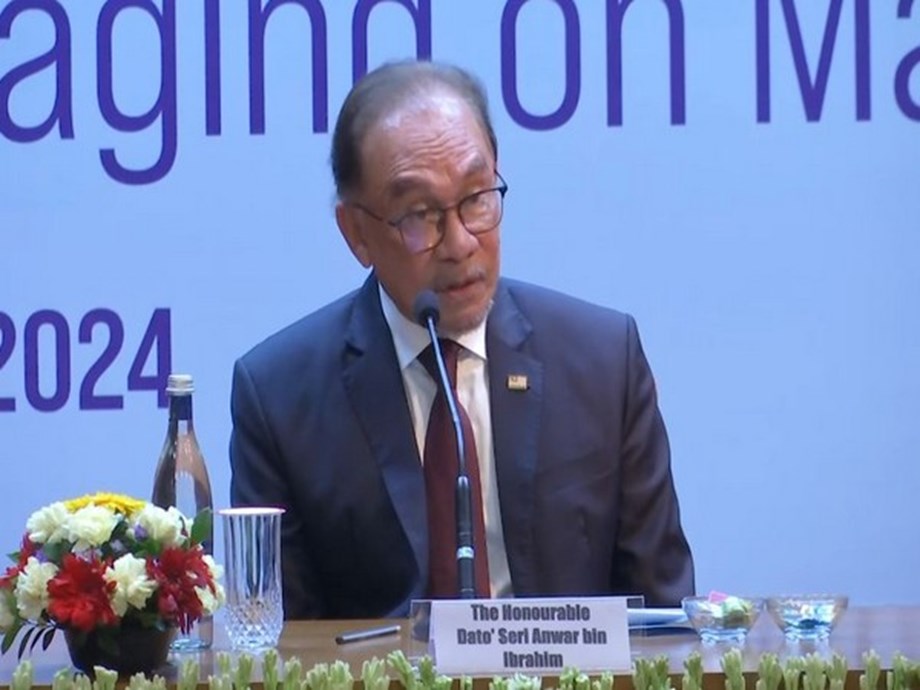 Anwar Ibrahim Urges Restraint in Thailand-Cambodia Conflict Anwar Ibrahim Urges Restraint in Thailand-Cambodia Conflict