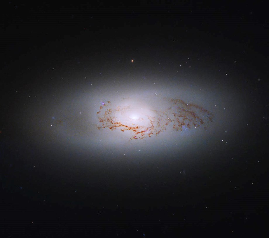 Hubble voit une galaxie intermédiaire – pas tout à fait en spirale ni elliptique