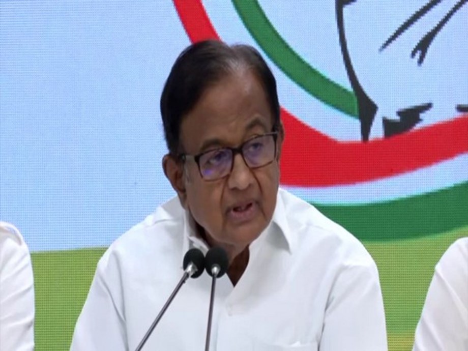 Chidambaram suggests PM to meet top economists to manage rupee depreciation Chidambaram suggests PM to meet top economists to manage rupee depreciation