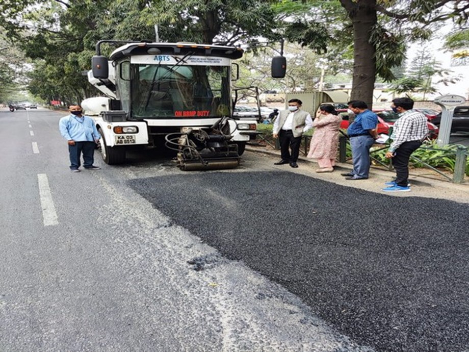 Bengaluru: Pothole filling work by modern technology machine inspected by Chief Commissioner Bengaluru: Pothole filling work by modern technology machine inspected by Chief Commissioner