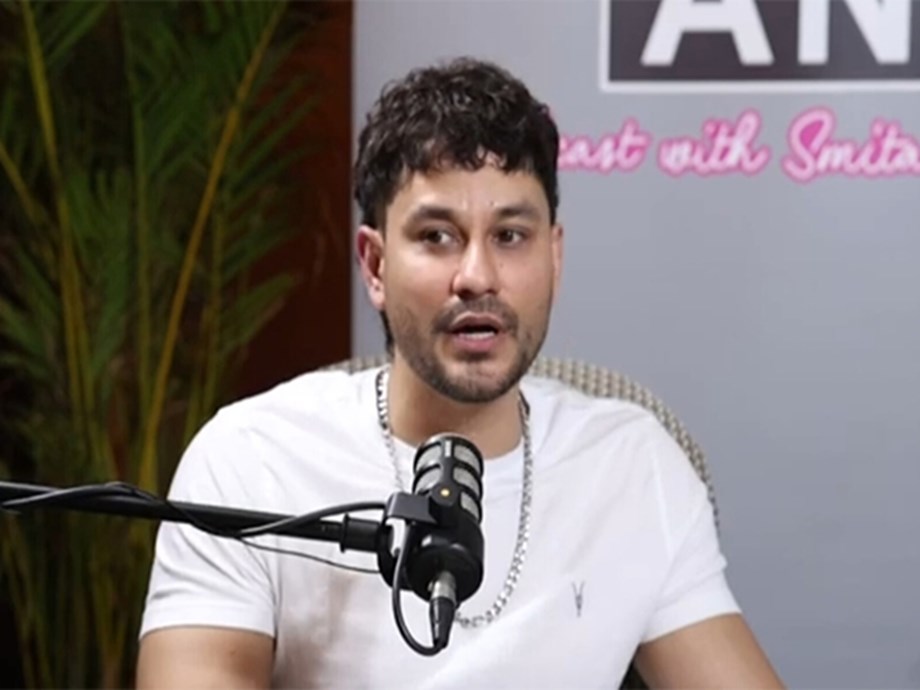 Childhood Shadows: Kunal Kemmus Recollections of Turbulent Kashmir Childhood Shadows: Kunal Kemmus Recollections of Turbulent Kashmir