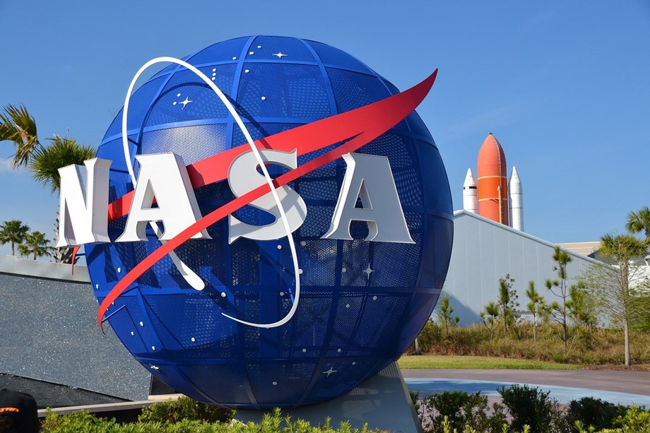 L’énorme fusée de la nouvelle lune de la NASA vient de commencer son lancement sur la rampe de lancement en Floride