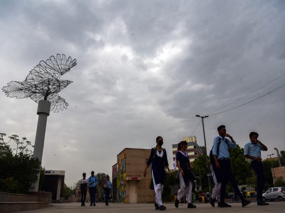 Delhi likely to witness light rainfall today, temperature expected to drop Delhi likely to witness light rainfall today, temperature expected to drop