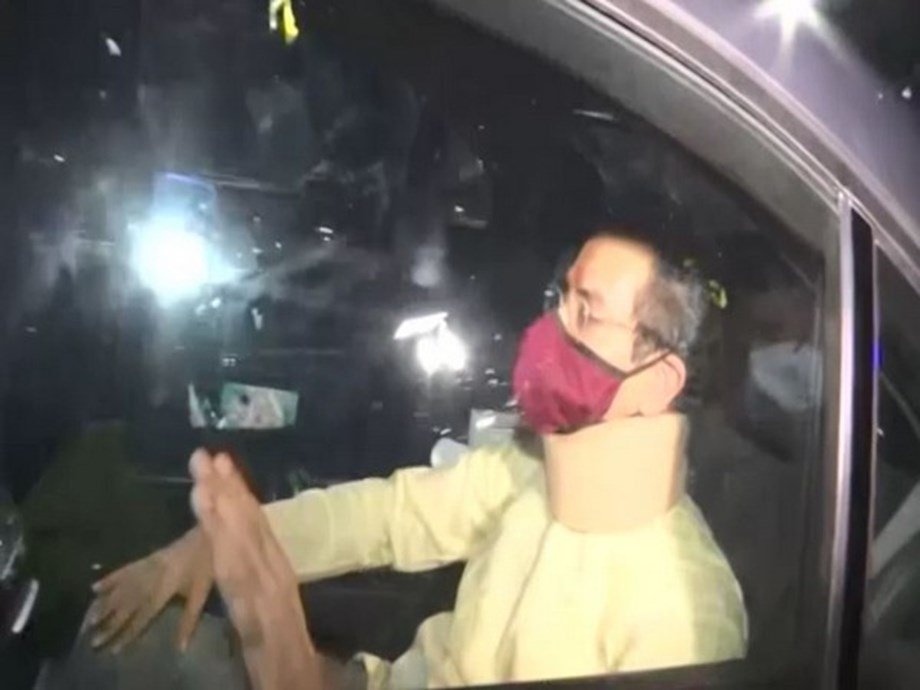 Uddhav Thackeray leaves official residence Varsha for family home amid Maharashtra crisis Uddhav Thackeray leaves official residence Varsha for family home amid Maharashtra crisis