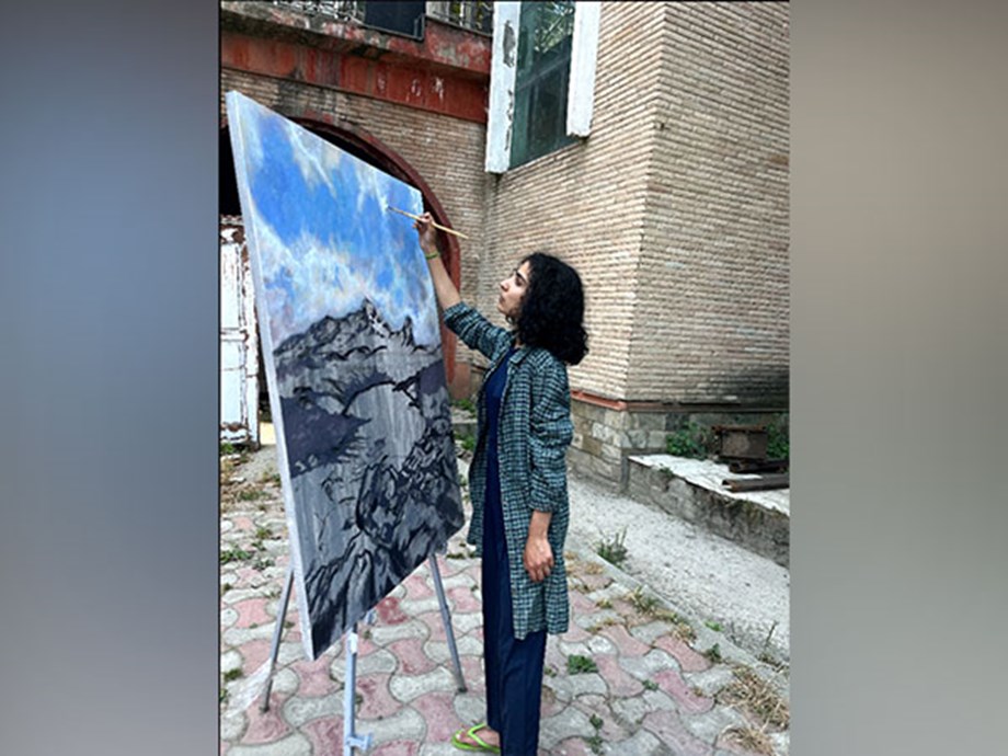 Shah Ifra: Weaving Kashmiri culture through art at a tender age Shah Ifra: Weaving Kashmiri culture through art at a tender age
