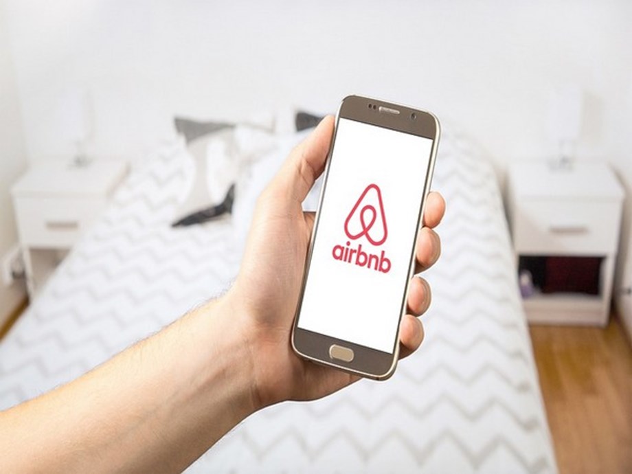 Airbnb to house up to 100,000 Ukrainian refugees Airbnb to house up to 100,000 Ukrainian refugees
