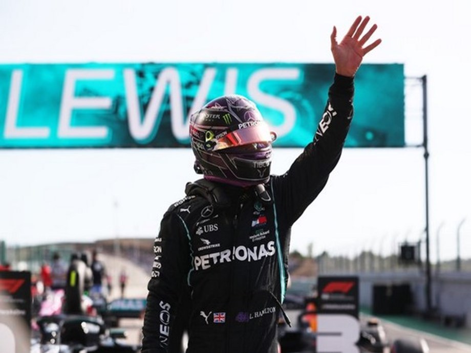 Motor racing-Hamilton wins crash-hit Bahrain Grand Prix Motor racing-Hamilton wins crash-hit Bahrain Grand Prix