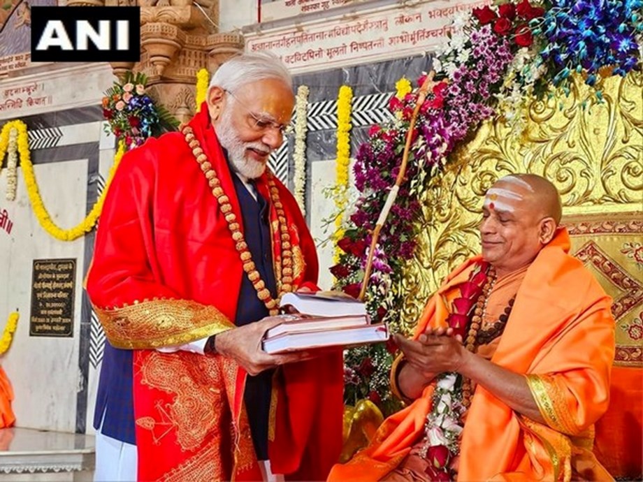 PM Modi seeks blessing from Dwarka Shankaracharya Swami Sadanand Saraswati in Gujarat PM Modi seeks blessing from Dwarka Shankaracharya Swami Sadanand Saraswati in Gujarat