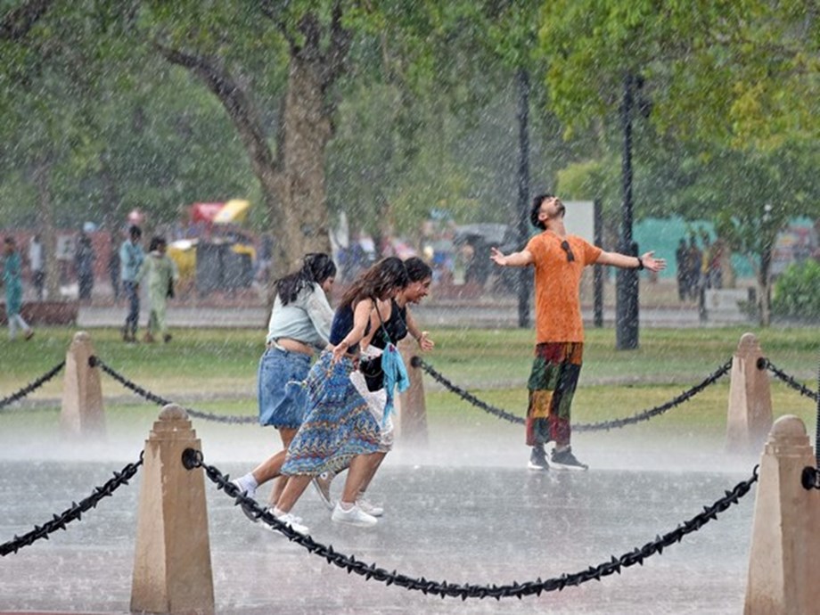Monsoon hits Mumbai, Delhi together for first time in decades Monsoon hits Mumbai, Delhi together for first time in decades