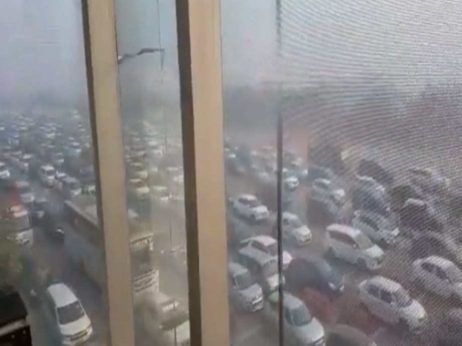 UP: Yamuna Expressway witnesses massive traffic jam UP: Yamuna Expressway witnesses massive traffic jam