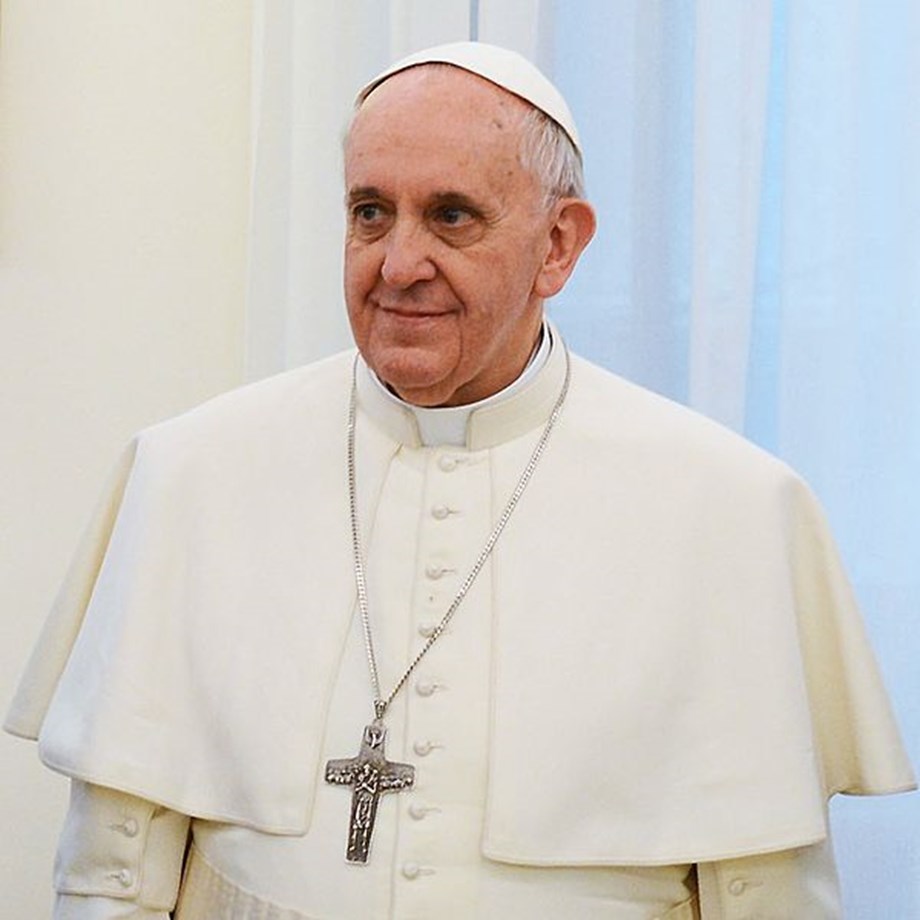 Papež hodi po operaciji, vendar bo nedeljsko molitev vodil iz bolnišnice