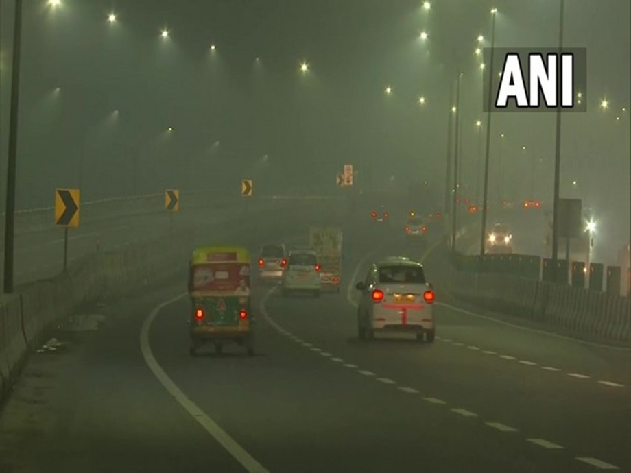 Dense fog cover over Delhi, rail traffic affected Dense fog cover over Delhi, rail traffic affected