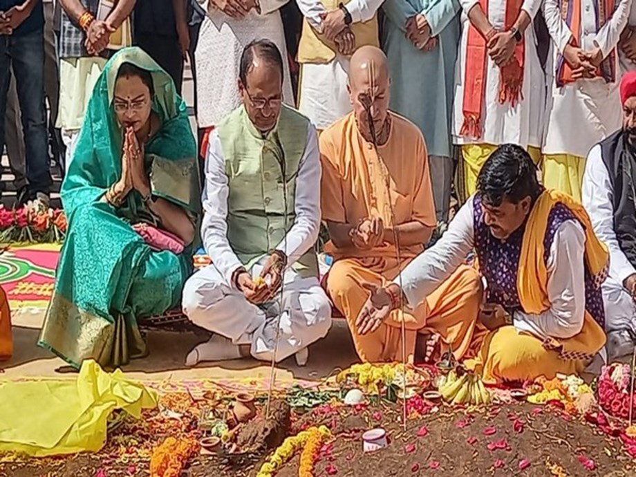 MP: CM Chouhan performs Govardhan Puja in Bhopal; appeals to promote natural farming MP: CM Chouhan performs Govardhan Puja in Bhopal; appeals to promote natural farming