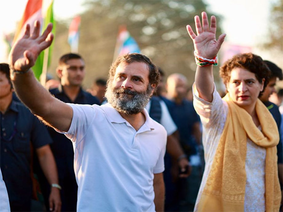 Woman ragpicker shares her woes with Rahul Gandhi in MP town during his Bharat Jodo Yatra Woman ragpicker shares her woes with Rahul Gandhi in MP town during his Bharat Jodo Yatra