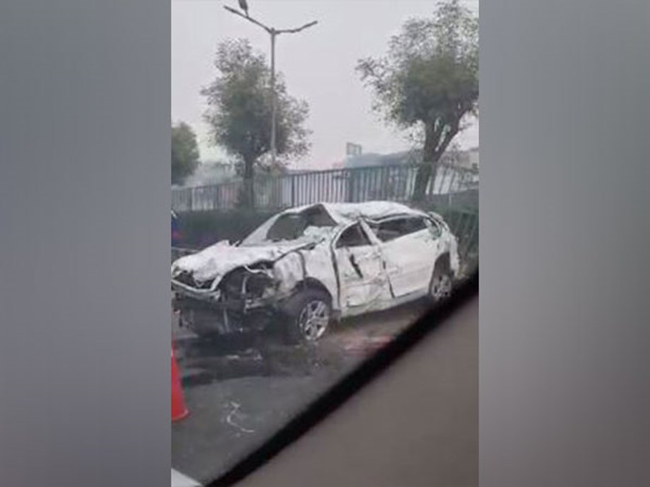 Delhi: One dead, two injured in car accident near Mahipalpur flyover Delhi: One dead, two injured in car accident near Mahipalpur flyover