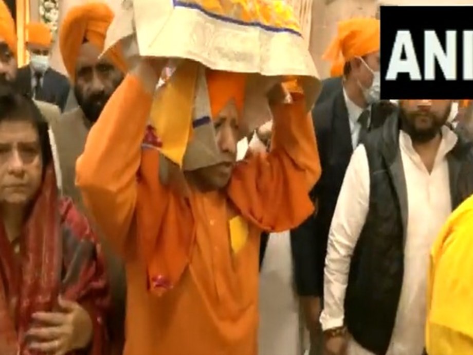 Yogi Adityanath carries Sikh holy book on Veer Bal Diwas Yogi Adityanath carries Sikh holy book on Veer Bal Diwas