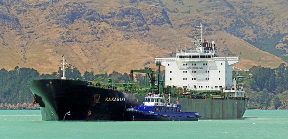 Ships, equipment in place to remove oil from stricken tanker in China Ships, equipment in place to remove oil from stricken tanker in China