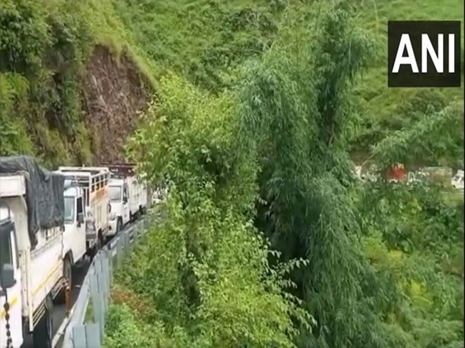 Himachal rain fury: Kullu-Mandi road open to one-way traffic Himachal rain fury: Kullu-Mandi road open to one-way traffic