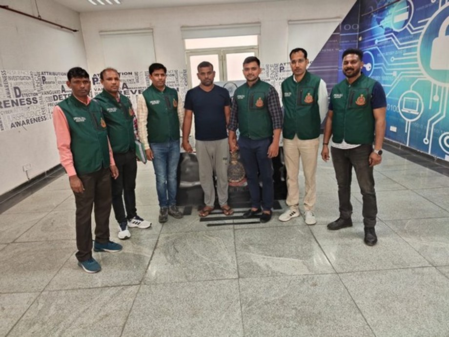 Tragic Bus-Car Collision on Lucknow-Agra Expressway Claims Seven Lives, Injures 25 Tragic Bus-Car Collision on Lucknow-Agra Expressway Claims Seven Lives, Injures 25