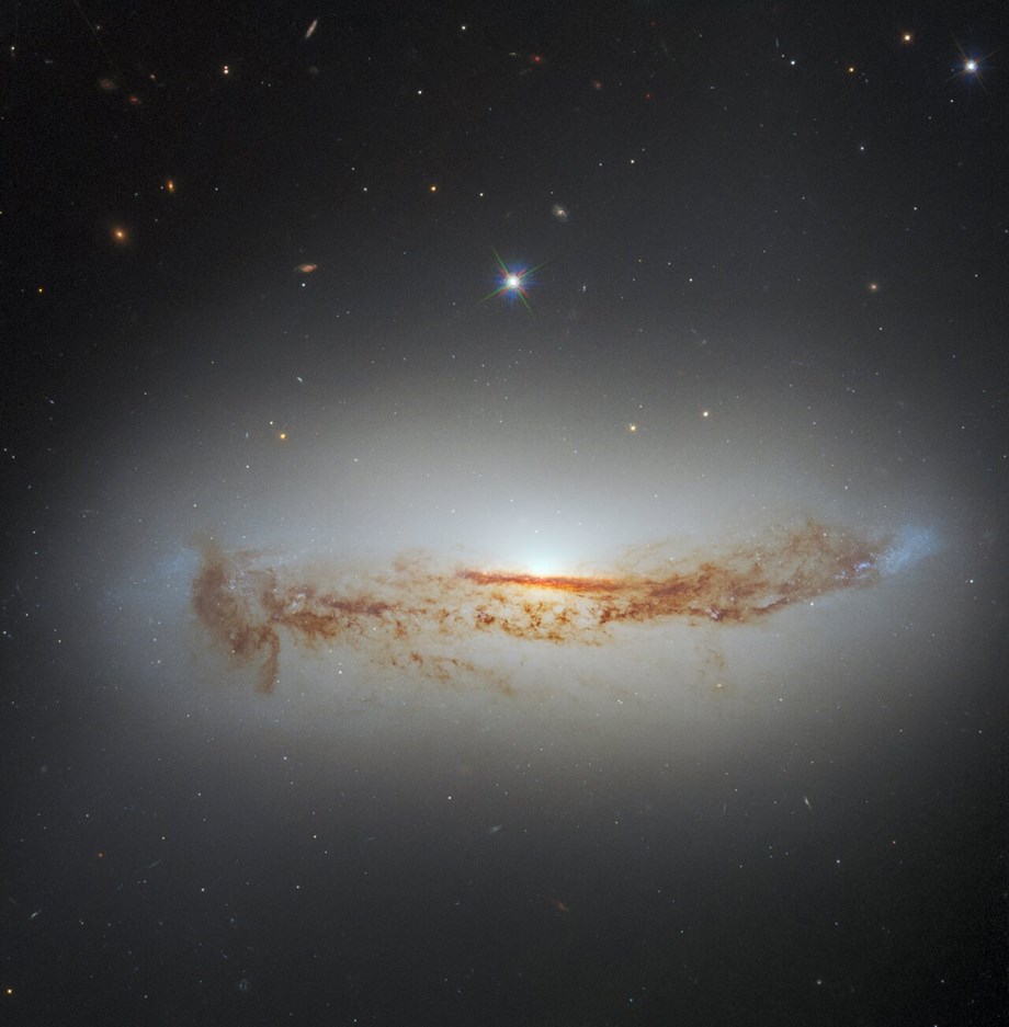 sulur-sulur debu gelap menutupi jantung galaksi Sivert yang bercahaya dalam gambar Teleskop Hubble baru