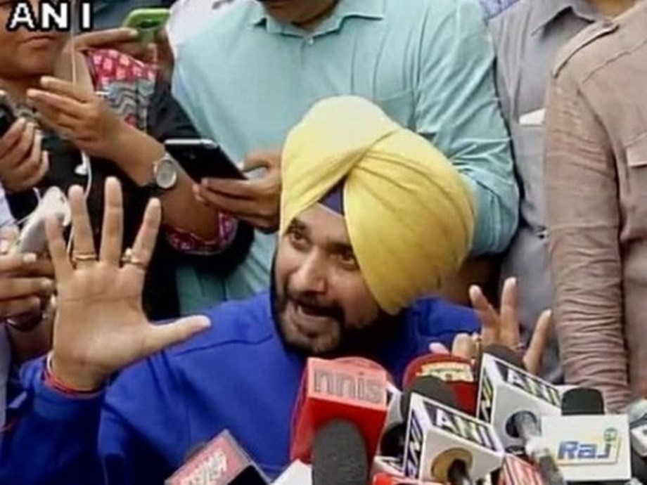 Sidhu prays at gurdwara for exemplary punishment for those behind 2015 sacrilege incident Sidhu prays at gurdwara for exemplary punishment for those behind 2015 sacrilege incident