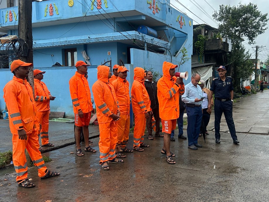 India Braces for Cyclone Monthas Impact: Railways on High Alert India Braces for Cyclone Monthas Impact: Railways on High Alert