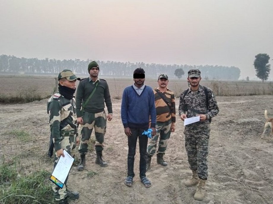 Pak national crossed border inadvertently, BSF hands him over to Pakistan Rangers Pak national crossed border inadvertently, BSF hands him over to Pakistan Rangers