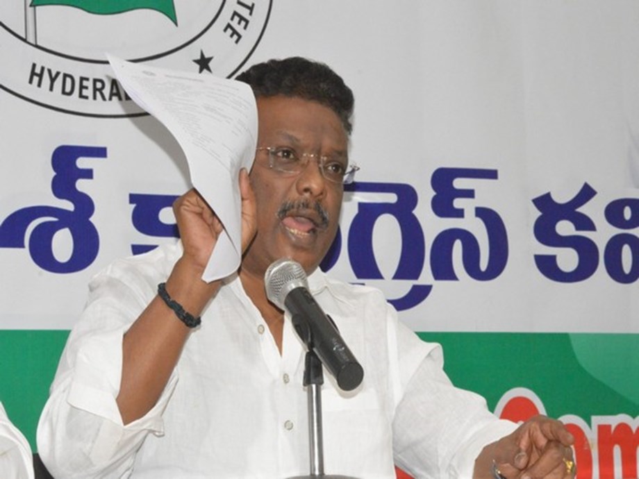 Dasoju Sravan slams TRS for filing false police cases against Congress leaders Dasoju Sravan slams TRS for filing false police cases against Congress leaders