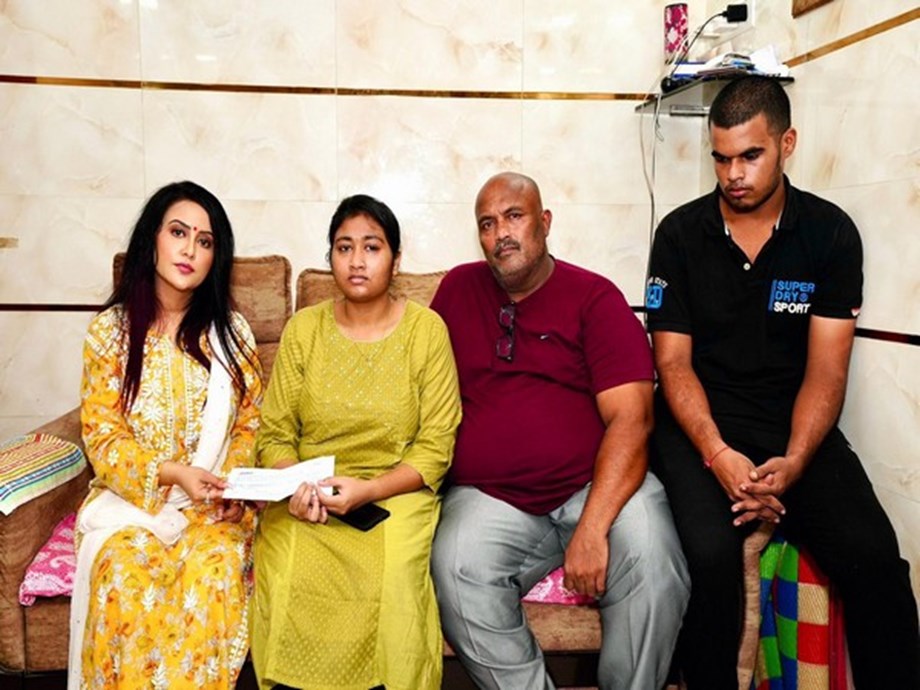 Amruta Fadnavis Meets Victims of Worli Hit-and-Run Case, Extends Support Amruta Fadnavis Meets Victims of Worli Hit-and-Run Case, Extends Support